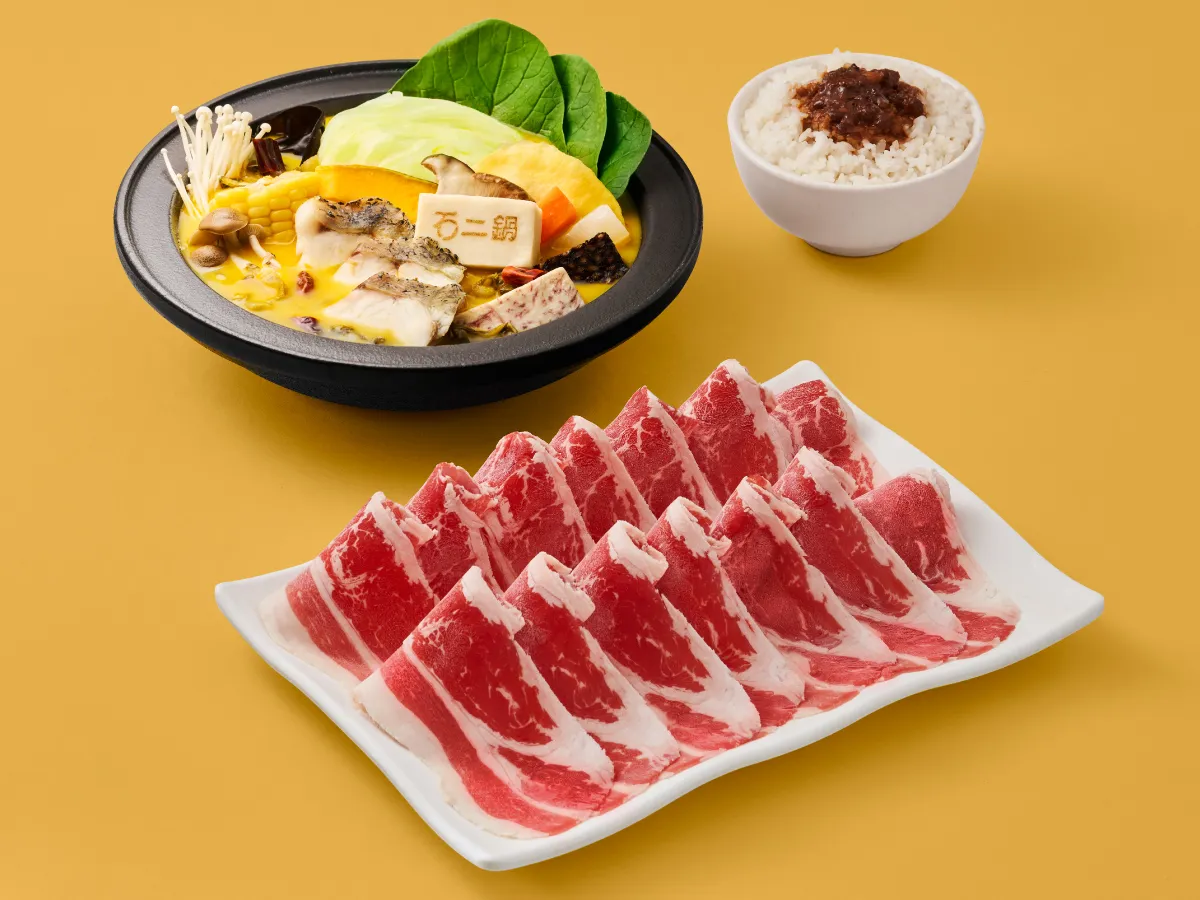 石二鍋人氣湯底金湯酸菜鍋和剝皮辣椒鍋即日起重磅回歸。王品集團提供