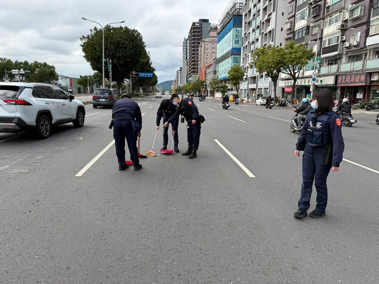 員警於現場進行清掃。翻攝畫面