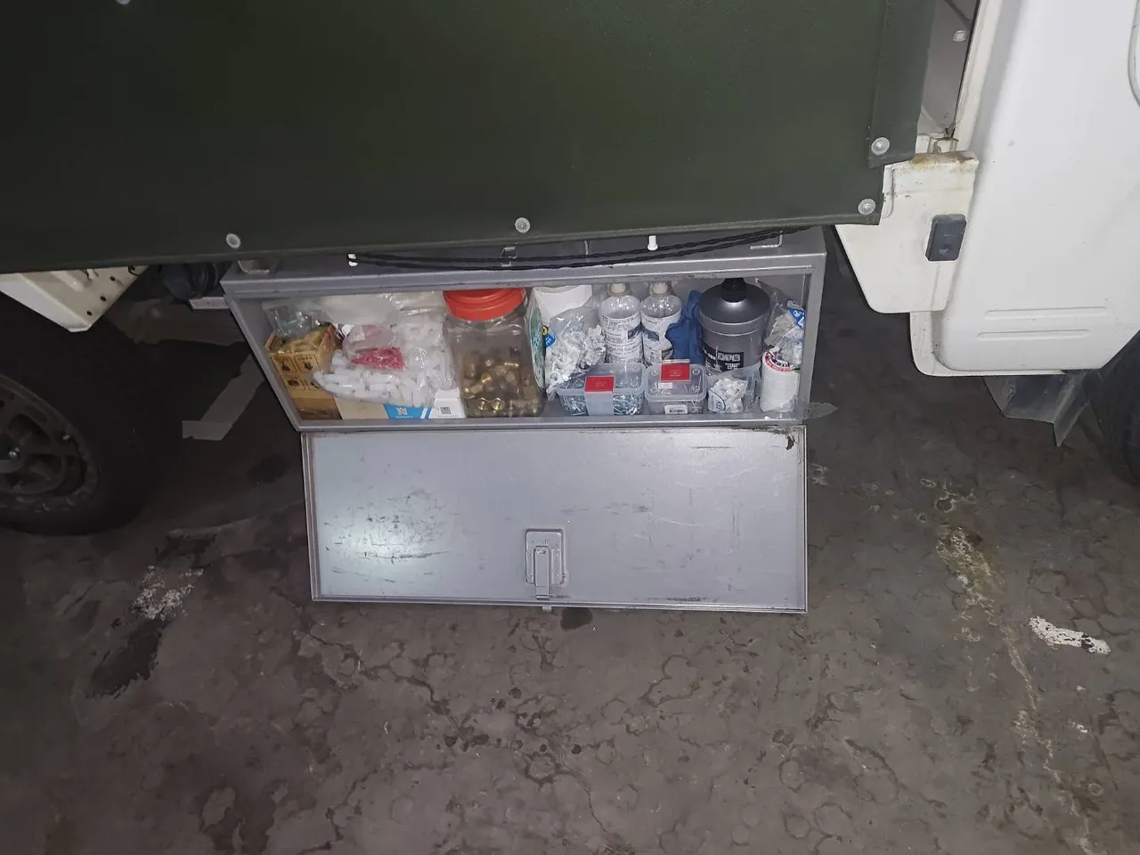 貨車上的螺絲釘掉落。翻攝畫面