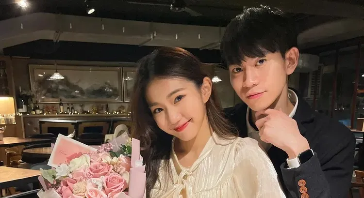 家寧拿出不Andy劈腿的證據，讓友人感到厭煩不想理她。翻攝「眾量級CROWD」臉書