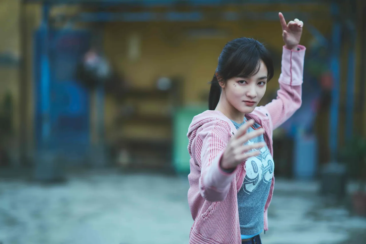 作为《功夫》女力代表，王净全力投入高强度武打，一场下腰戏意外发现「腰力惊人」。麻吉砥加提供