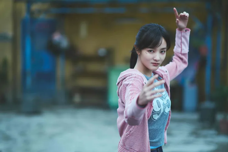 作為《功夫》女力代表，王淨全力投入高強度武打，一場下腰戲意外發現「腰力驚人」。麻吉砥加提供