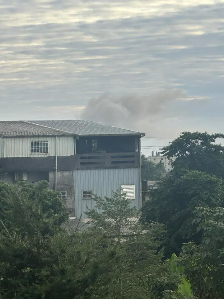 宜蘭冬山火警，外梅花湖一帶能看見黑濃煙。翻攝臉書