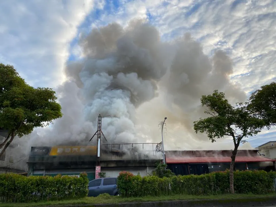 宜蘭冬山火警，現場疑似為一間汽車維修廠。翻攝臉書