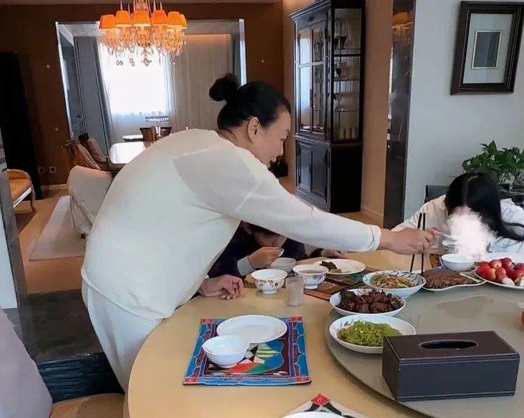 張蘭夾菜給兩個乖孫。翻攝張蘭微博