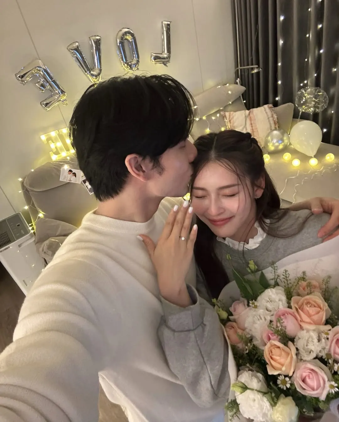 管麟低头亲吻吴季璇的头，两人搂肩依偎。翻摄《whatpeterdid_0207》IG