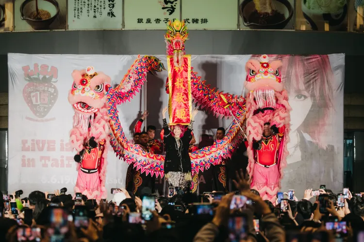 LiSA跟舞龍舞獅合照時，台北車站突然想起警報。好玩國際文化提供