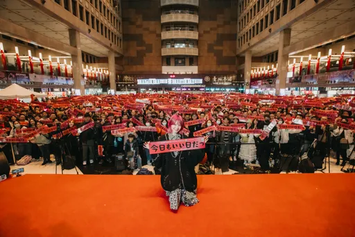 LiSA台北車站寵3000粉突響警鈴！喊話「下一步台北大巨蛋」