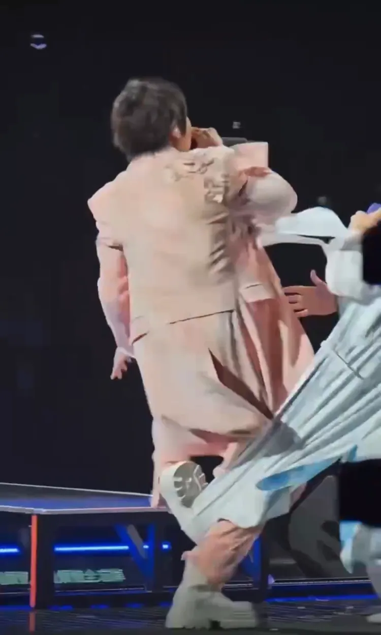 阿信旋轉時腳不慎勾到吳建豪衣襬，導致重心不穩摔倒。翻攝小紅書