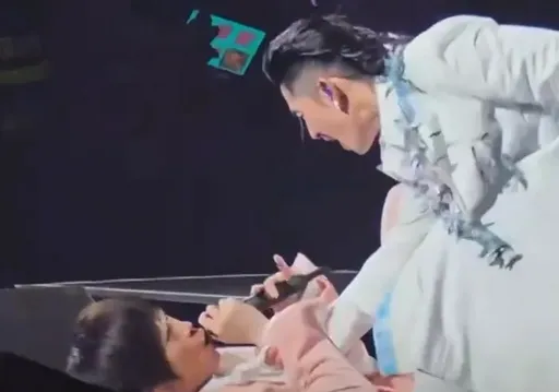 五月天阿信合体F3又摔了　连累吴建豪也差点跌倒