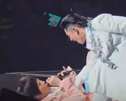 五月天阿信合体F3又摔了　连累吴建豪也差点跌倒