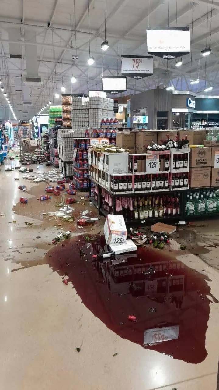 超商酒瓶摔落一地。翻攝自X