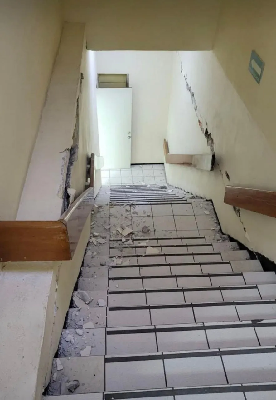 樓梯間磁磚剝落。翻攝自X