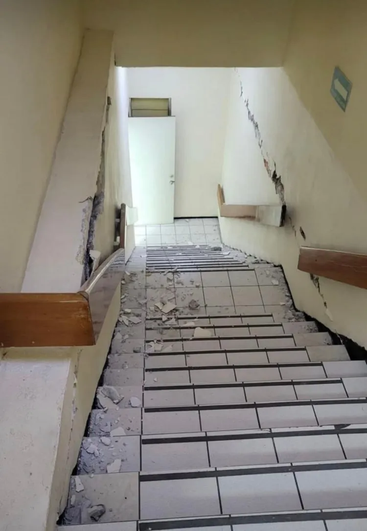 樓梯間磁磚剝落。翻攝自X