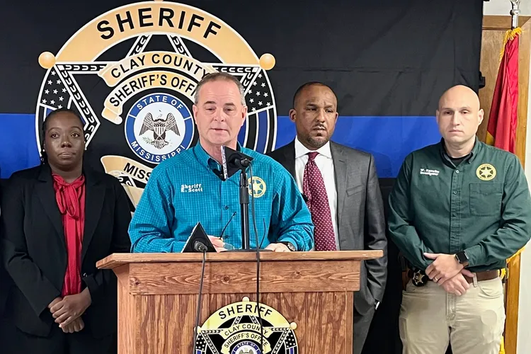 克萊郡警長史考特（左二）表示，兇嫌在3地共殺害6人。美聯社