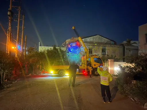 苗栗29岁男半夜开车冲撞民宅围墙　抛飞车外头骨碎裂惨死