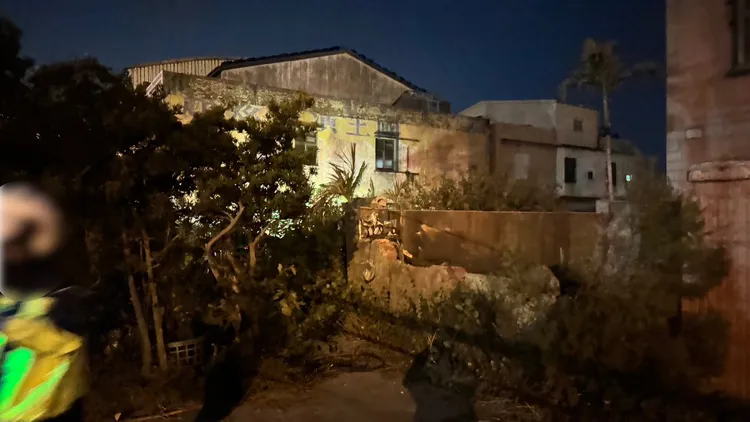 民宅圍牆被撞毀。民眾提供