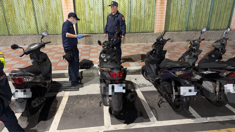 廖嫌機車棄置後，改搭計程車往新北市某地竄逃，該車廂內被搜出疑似兇刀。翻攝畫面