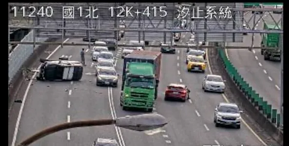 國道汐止段下午2車碰撞，紅車車頭全毀，而休旅車側翻路中，全線車流一度受阻。翻攝畫面