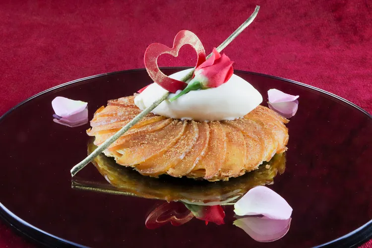 La Brasserie巴賽麗廳諾曼地蘋果塔，以玫瑰花瓣染上粉紅氣息。亞都麗緻大飯店提供