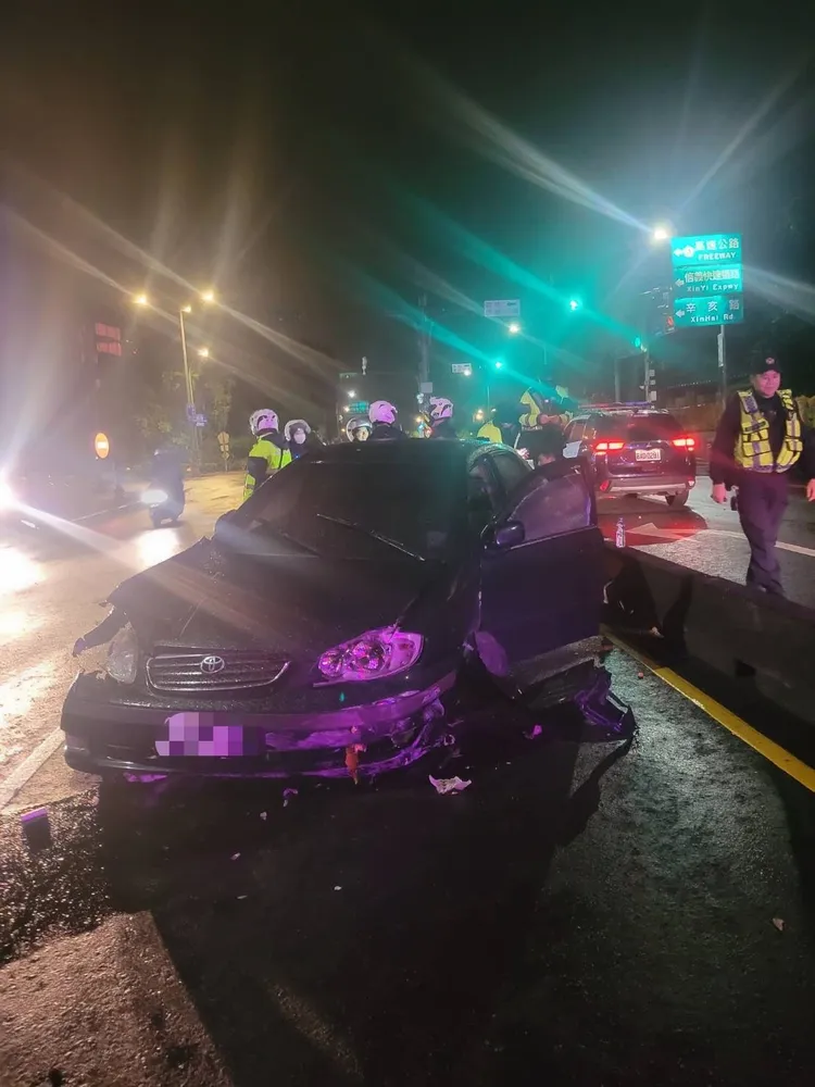 小客車於文山區自撞。翻攝畫面