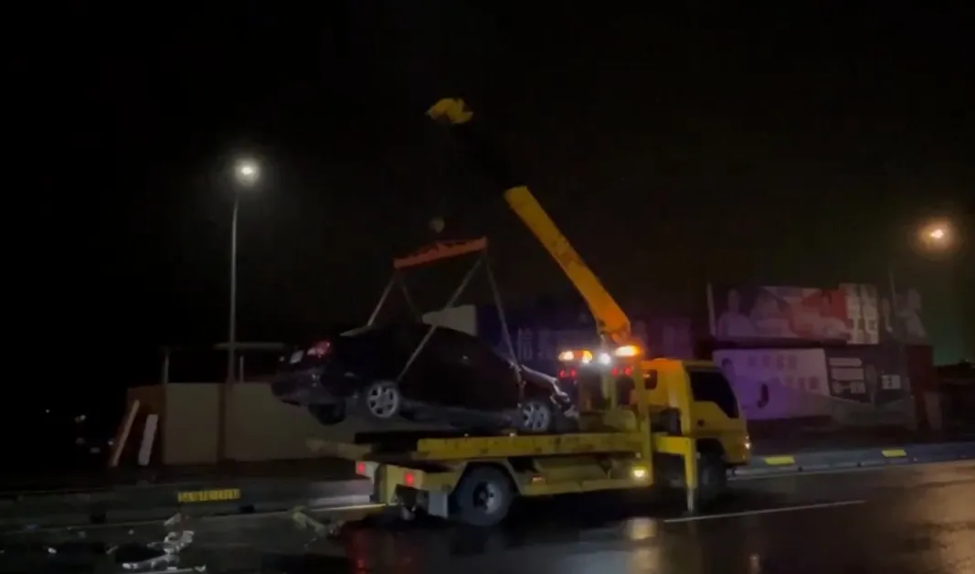 小客車自撞後遭移置。翻攝畫面