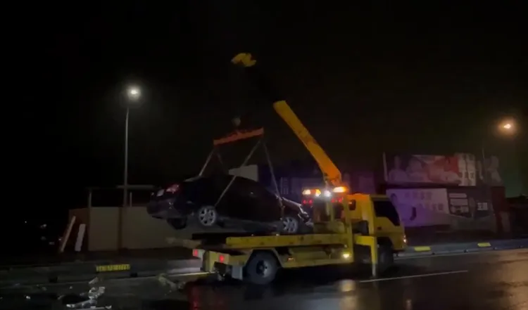 小客車自撞後遭移置。翻攝畫面