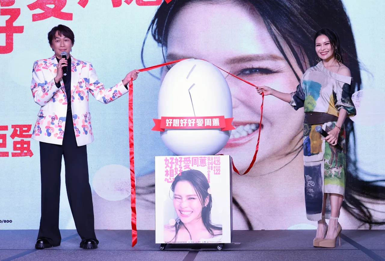 周蕙（右）記者會上進行破蛋儀式。莊宗達攝