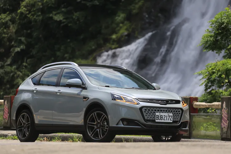 LUXGEN U6 NEO與URX NEO也同步推出開春優惠，U6 NEO環景勁化版優惠價為75.9萬元（原價83.8萬元）。林浩昇攝