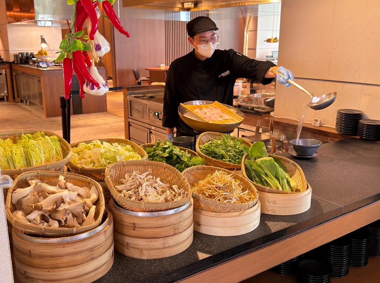 現煮野菜麵食區提供經典擔仔麵、薑絲魚片湯、旗魚丸湯，搭配多樣當季野菜與油麵、米粉、米苔目，賓客可自由搭配辛香調味，享受早晨專屬的一碗溫暖。業者提供