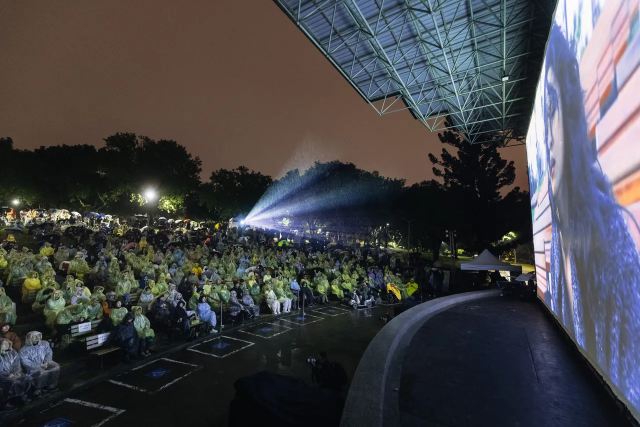众人迎接今年最后欣赏的一部电影《爱情万岁》。国家影视听中心提供