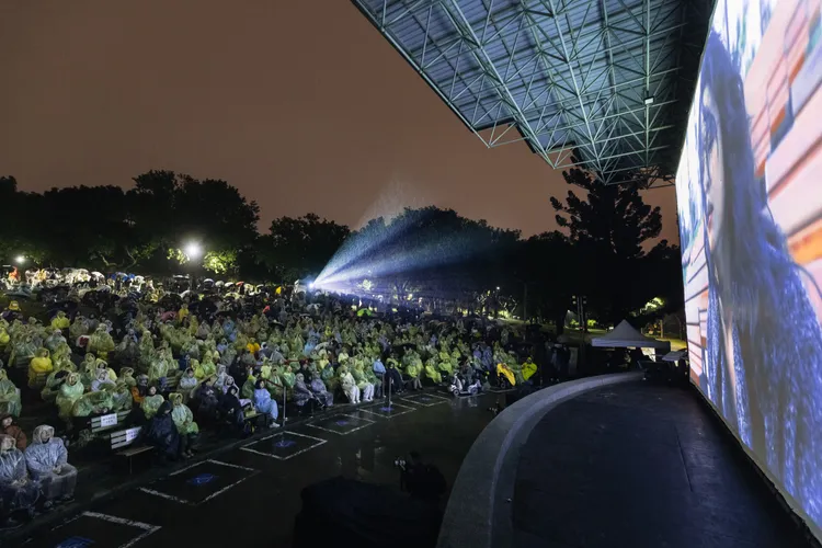 眾人迎接今年最後欣賞的一部電影《愛情萬歲》。國家影視聽中心提供