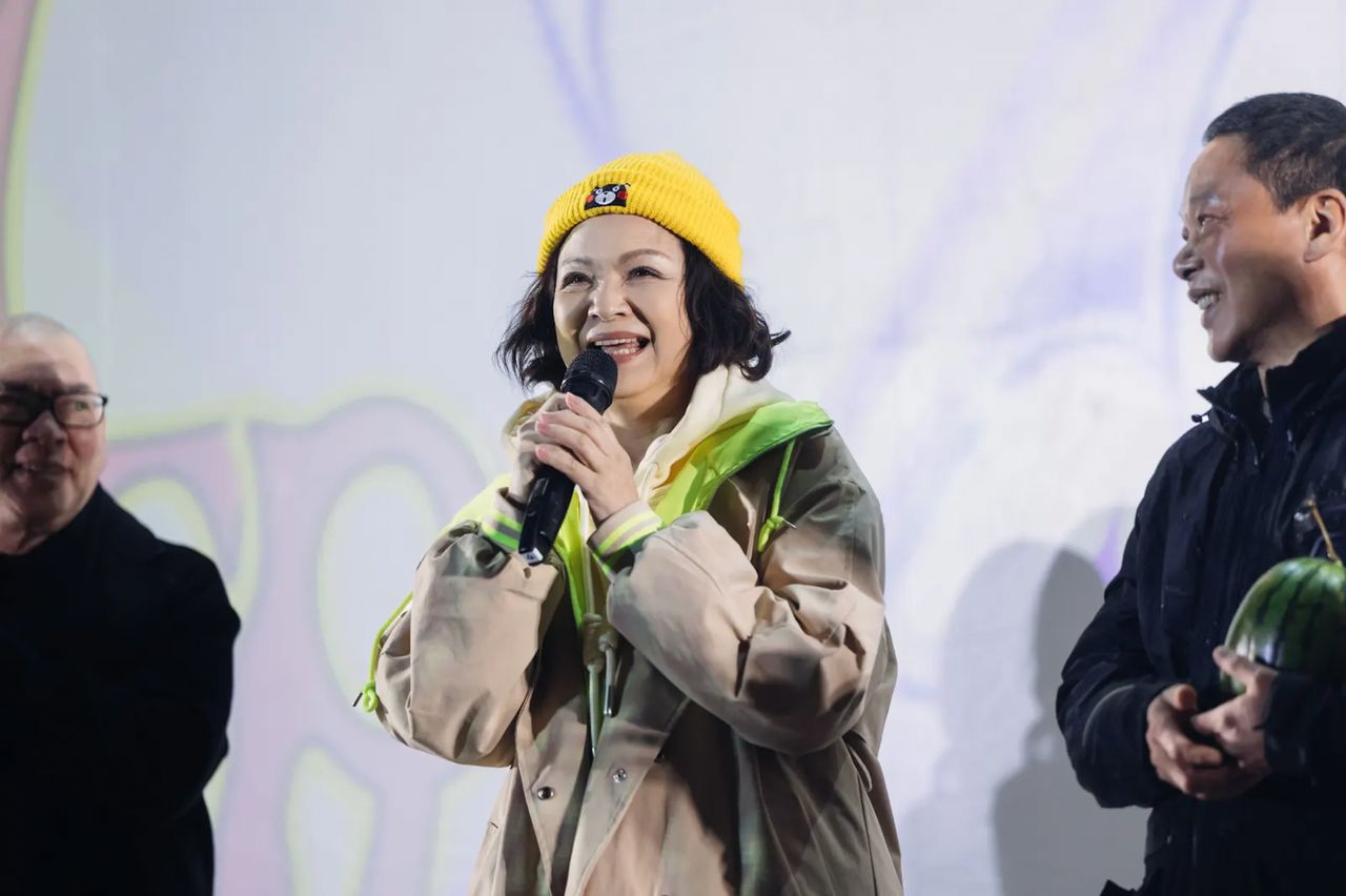 大安森林公園千人冒雨「邊哭邊跨年」 楊貴媚、李康生、蔡明亮驚喜現身