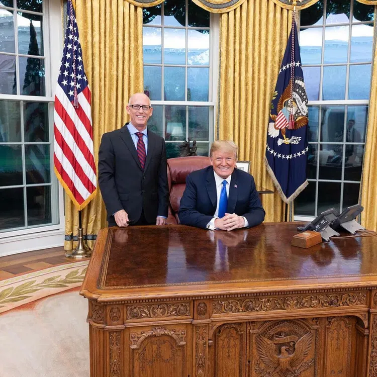 川普（右）當選總統後，在白宮接見亞當斯。翻攝TruthSocial@DonaldTrump
