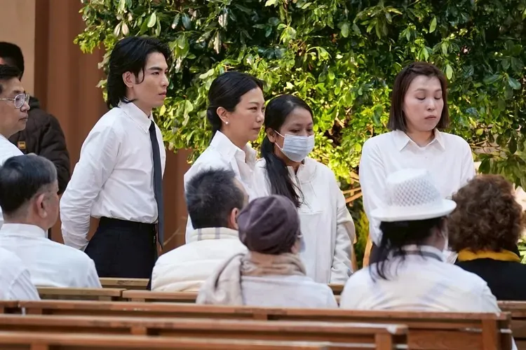 蕭敬騰與愛妻送別岳父林光寧。彭欣偉攝