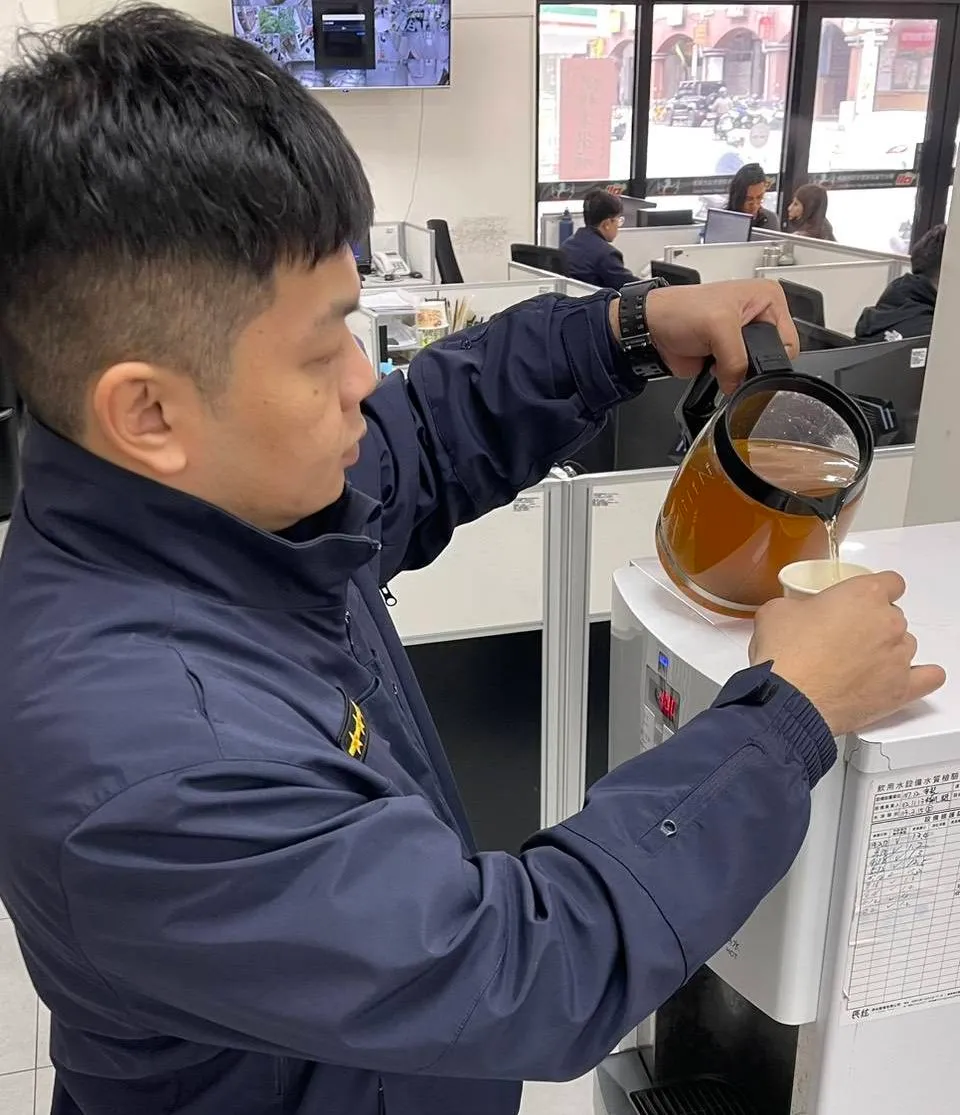 警员喝姜茶暖身。芦竹警分局提供