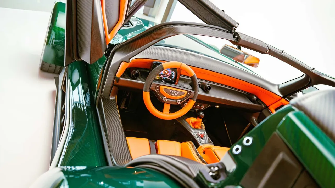 座艙維持Donkervoort對直接操控回饋的核心，P24 RS配備輕量Recaro賽車座椅與可拆式Targa車頂，凸顯駕駛主導體驗的性能取向。原廠照片