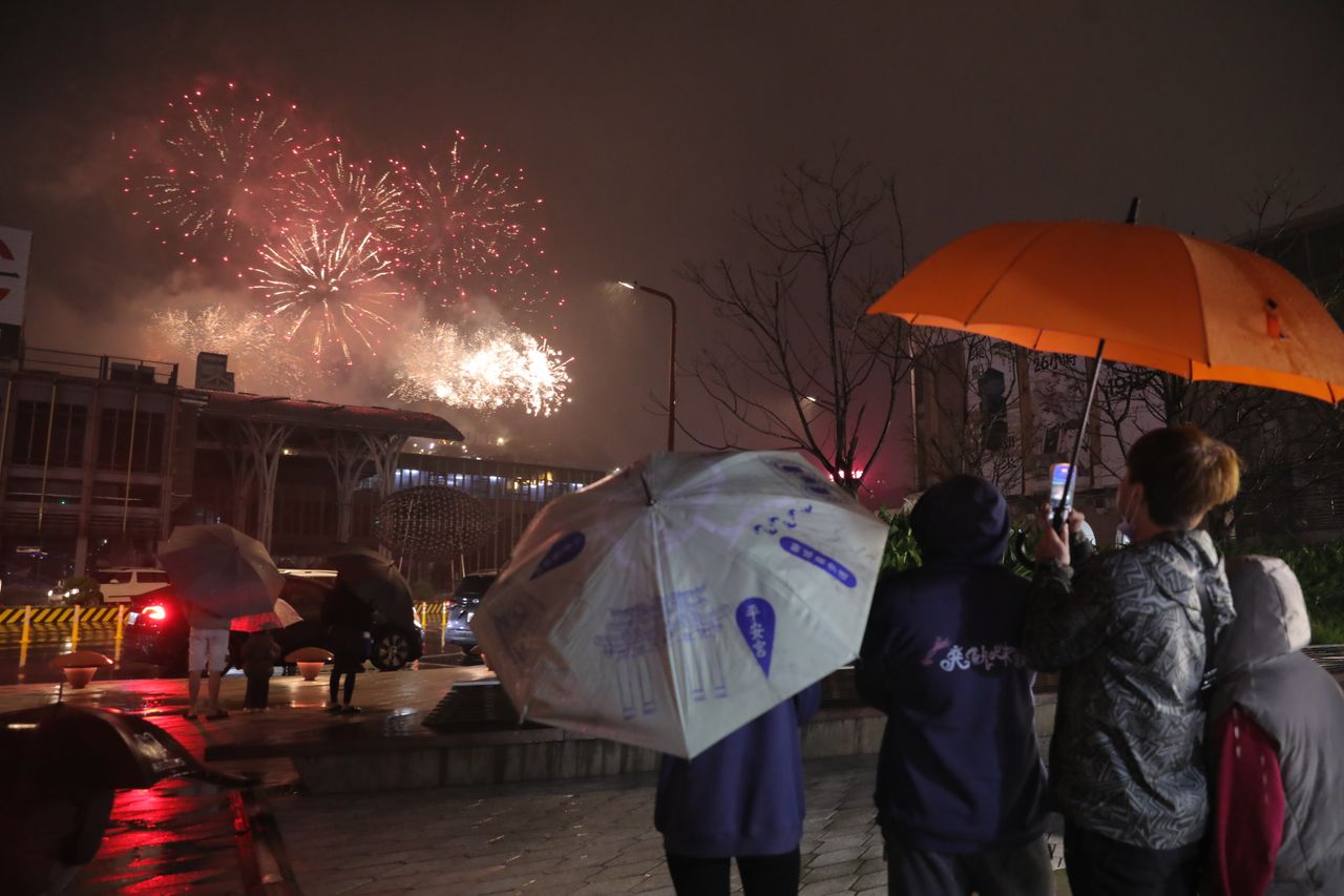 基隆地標「600秒煙火」點亮夜空!港區大船鳴笛迎新年