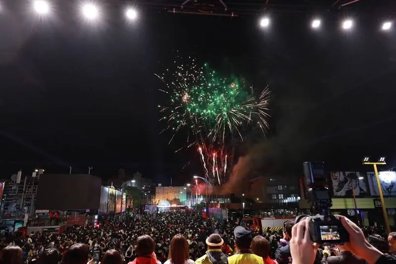 国门广场周边到了午夜仍有不少民众聚集。翻摄照片