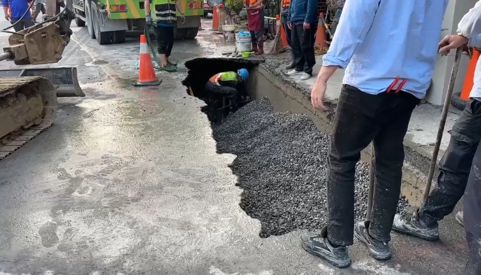 這處路面昨天下午出現天坑長約2公尺、寬約1公尺、深度約2公尺的天坑。民眾提供