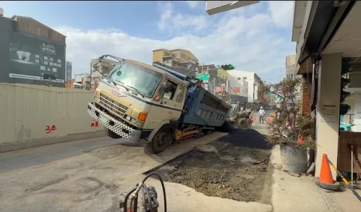 台南這路口又見天坑　昨晚剛修復今早砂石車又「中招」
