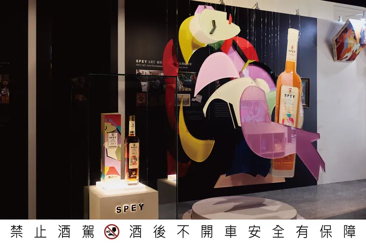 在展覽中，SPEY以「懸浮的《夢》境」回應畢卡索精神，攜手英國查爾斯國王傳統藝術學院藝術家，以壓克力與光影折射打造立體裝置，邀觀眾走入《夢》的空間想像。業者提供