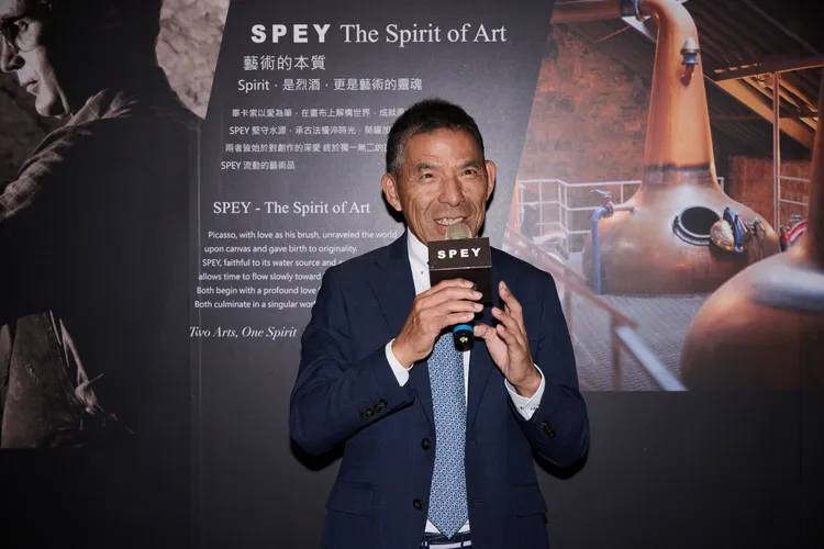 SPEY董事長何裕宏於記者會揭曉三大亮點，包括「懸浮的《夢》境」裝置、侯忠穎跨時空創作對話，以及聯名七款威士忌全系列首度齊聚。業者提供