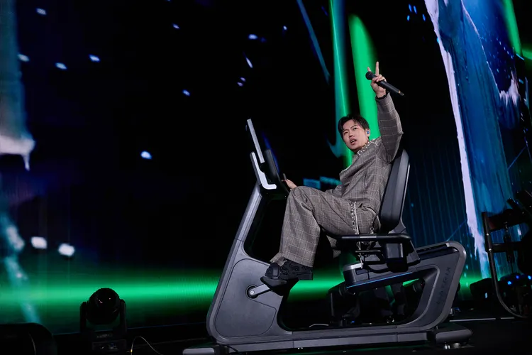 洋蔥邊用健身器材邊演出。喬山健康科技提供