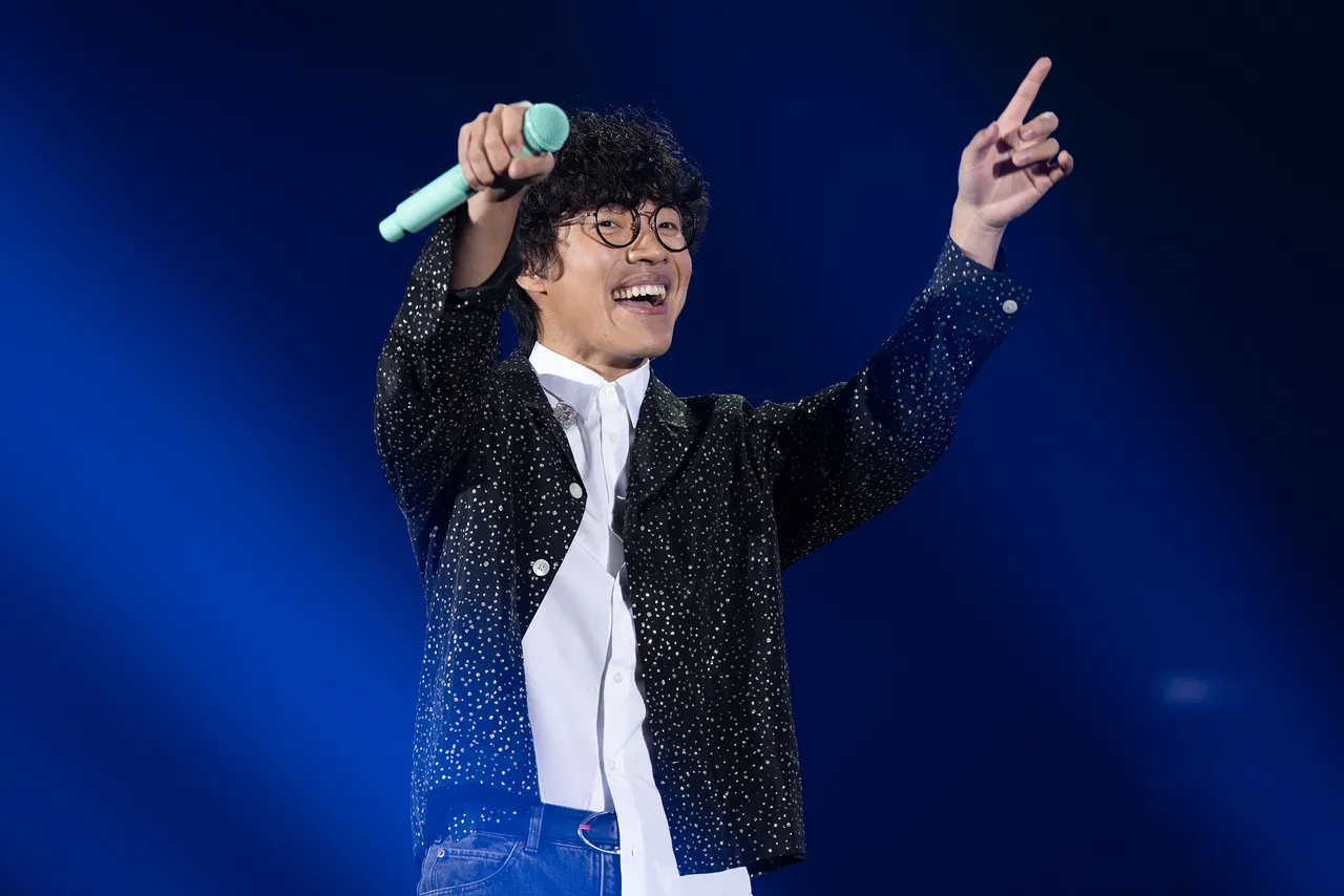 盧廣仲帶領全場大合唱。喬山健康科技提供