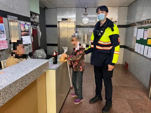 天冷心不冷！台中八旬嬤街頭迷途　「190帥警」護送返家