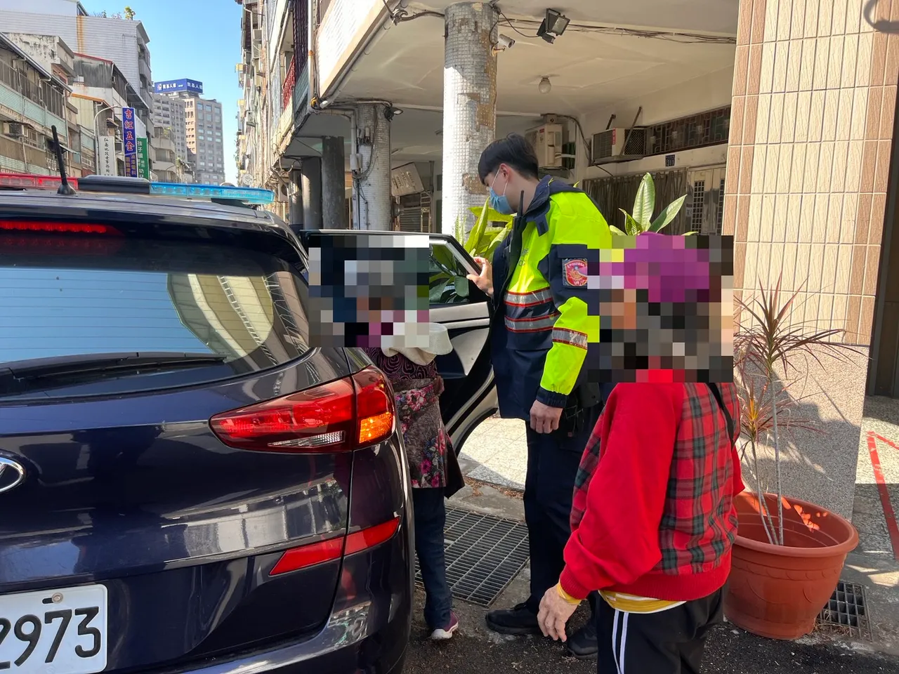 員警護送迷路阿嬤返家。警方提供