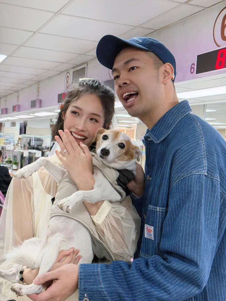 劉樸（左）與陳大天（右）的愛犬蝦米（中）也參加兩人登記結婚。伊林娛樂提供