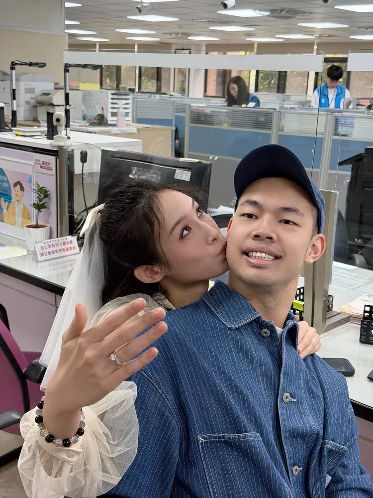 劉樸（左）戴上婚戒，成為陳大天（右）的太太。伊林娛樂提供