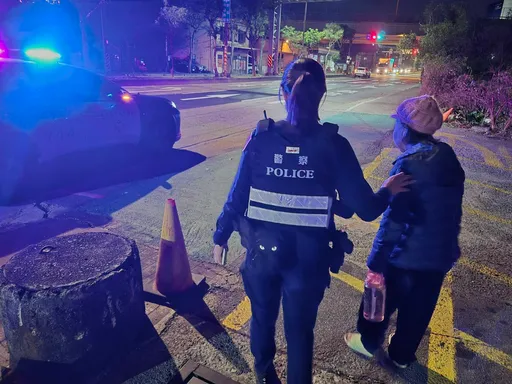 7旬老婦迷途驚魂！險些誤闖台66　平鎮警匝道口及時攔下